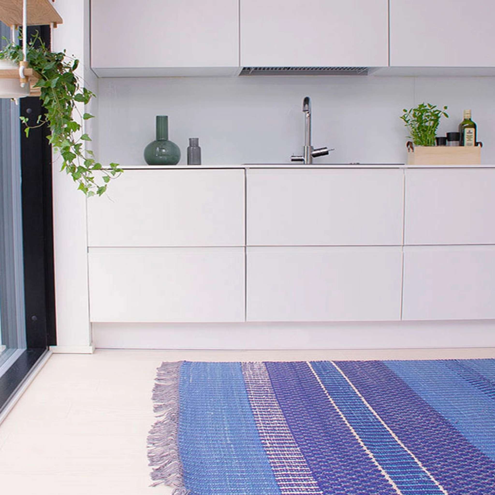 sininen matto keittiön lattialla. siniset matot mattokeidas.fi