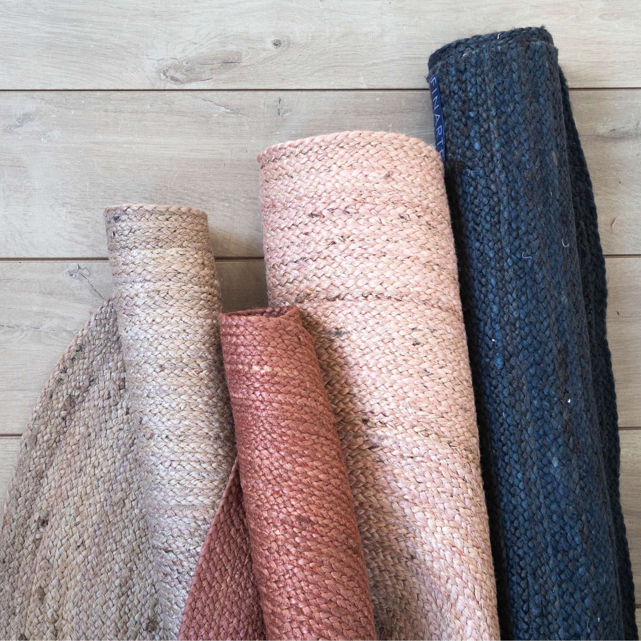 Finarte juuttimattoja rullalla.