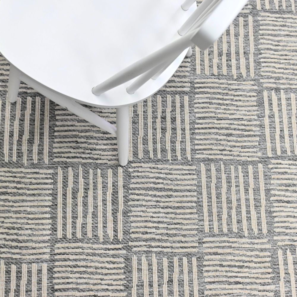 Cube sileäksi kudottu matto - vaaleanharmaa.