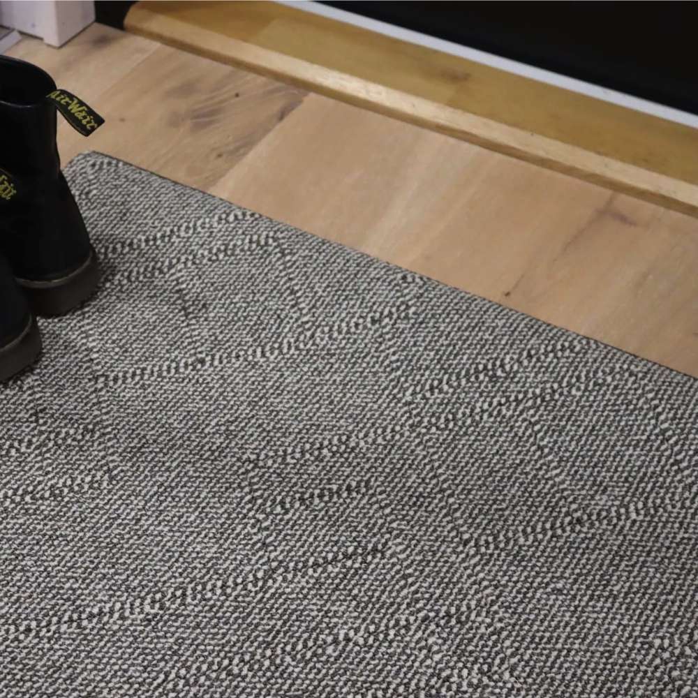 Kaarna sileäksi kudottu matto - tummanharmaa.