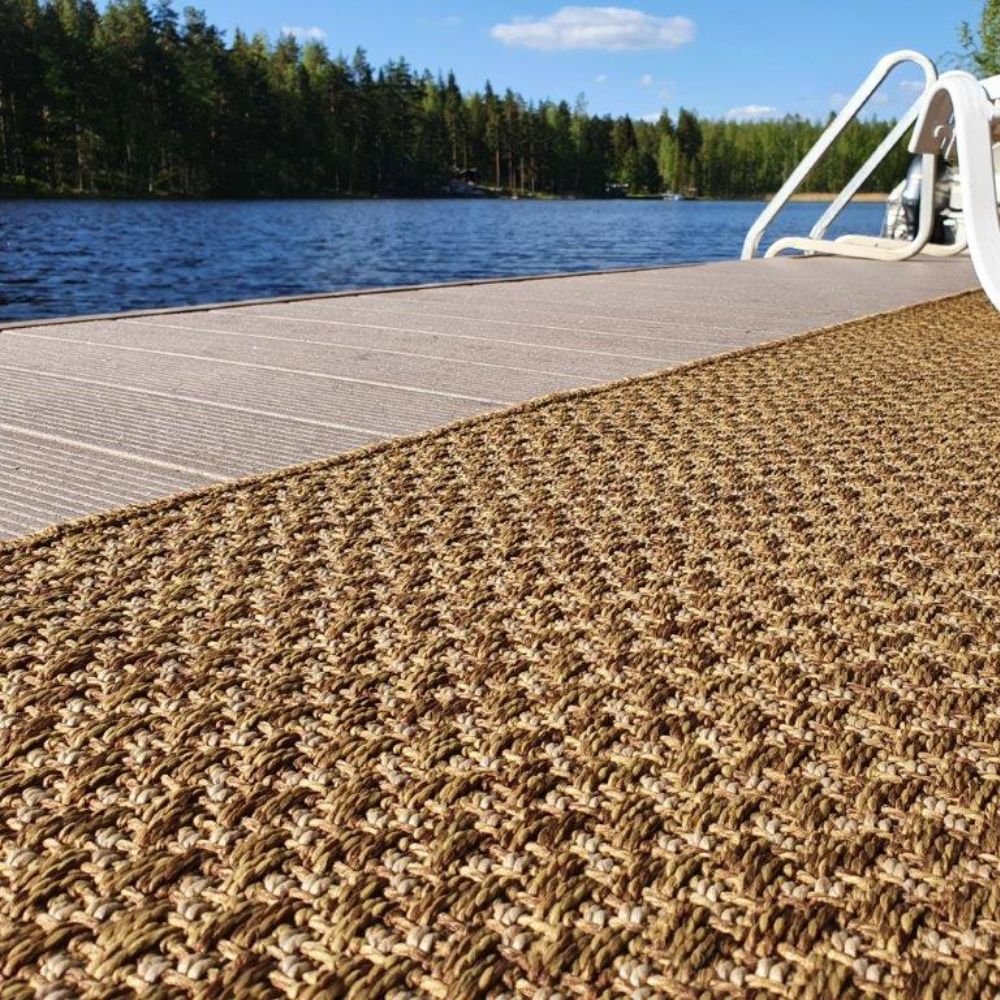 Kiara sileäksi kudottu matto - ruskea.