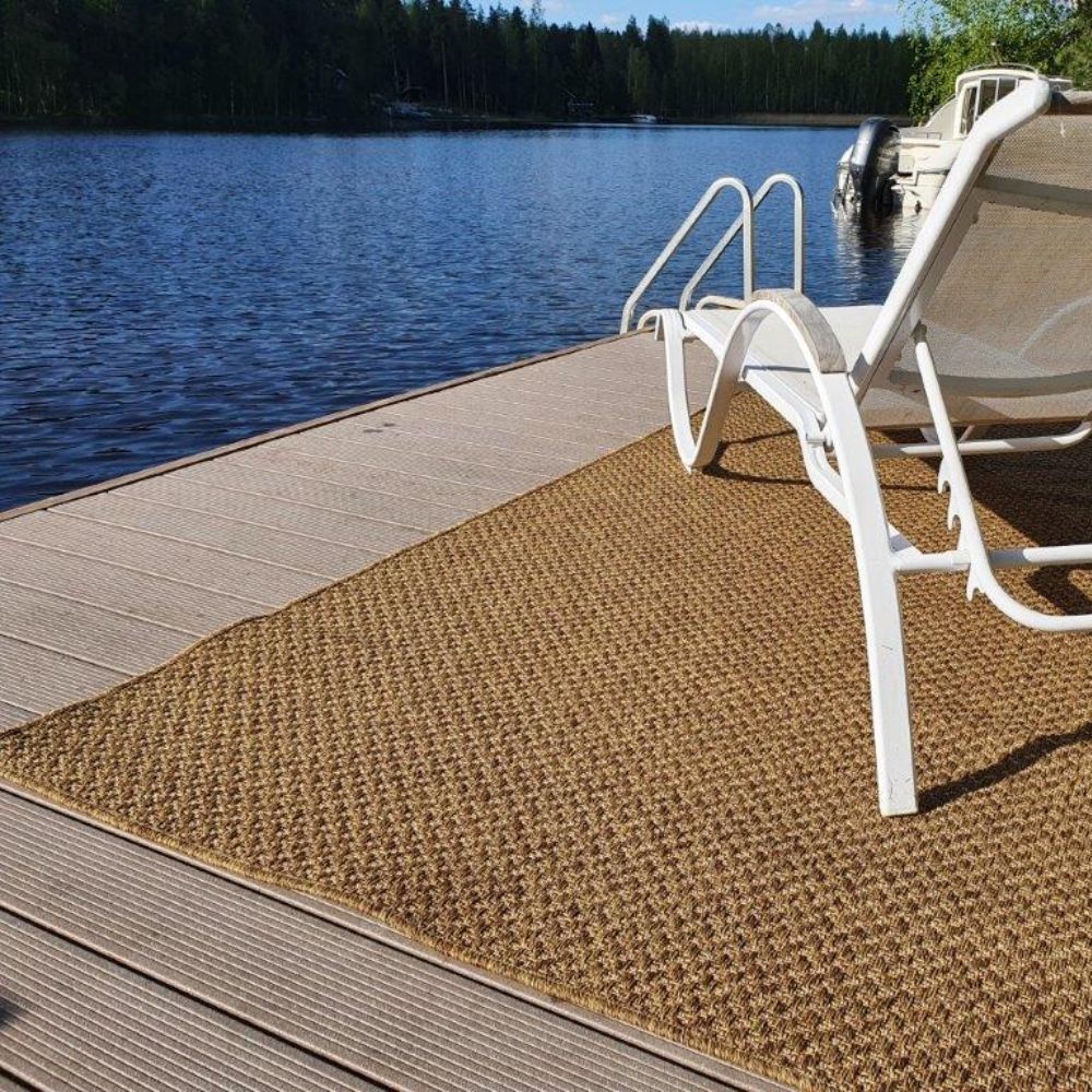 Kiara sileäksi kudottu matto - ruskea.