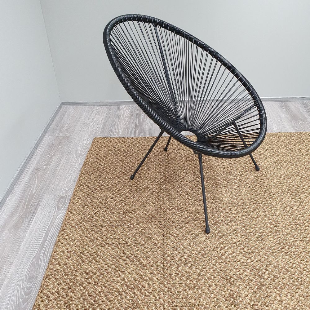 Kiara sileäksi kudottu matto - ruskea.