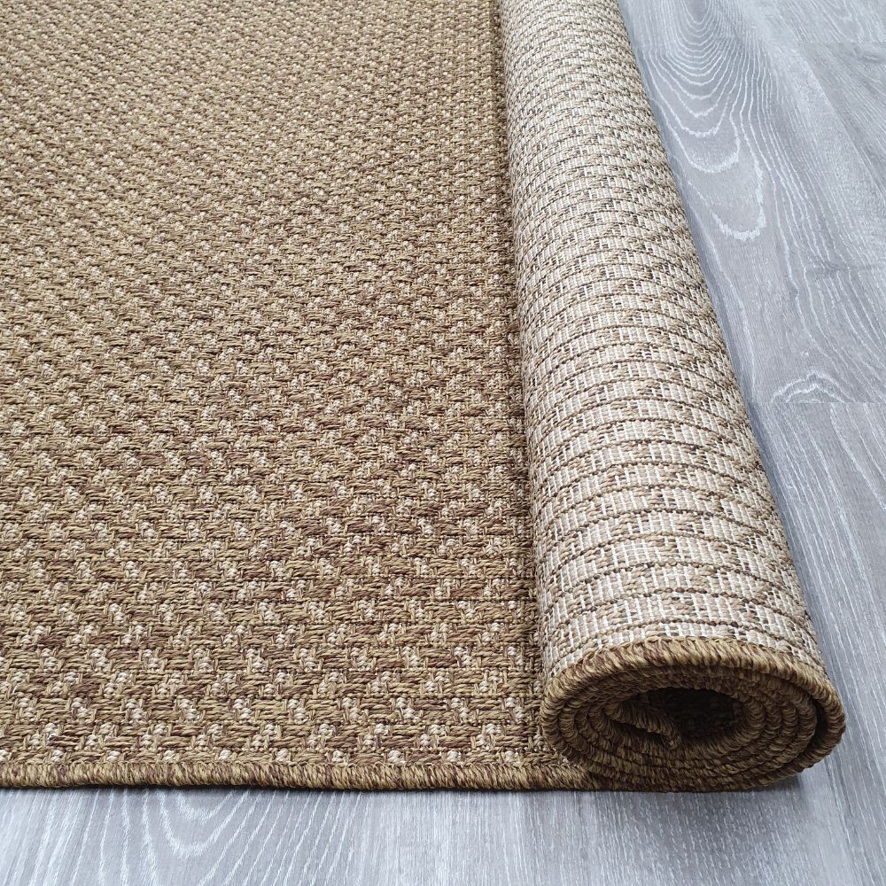 Kiara sileäksi kudottu matto - ruskea.