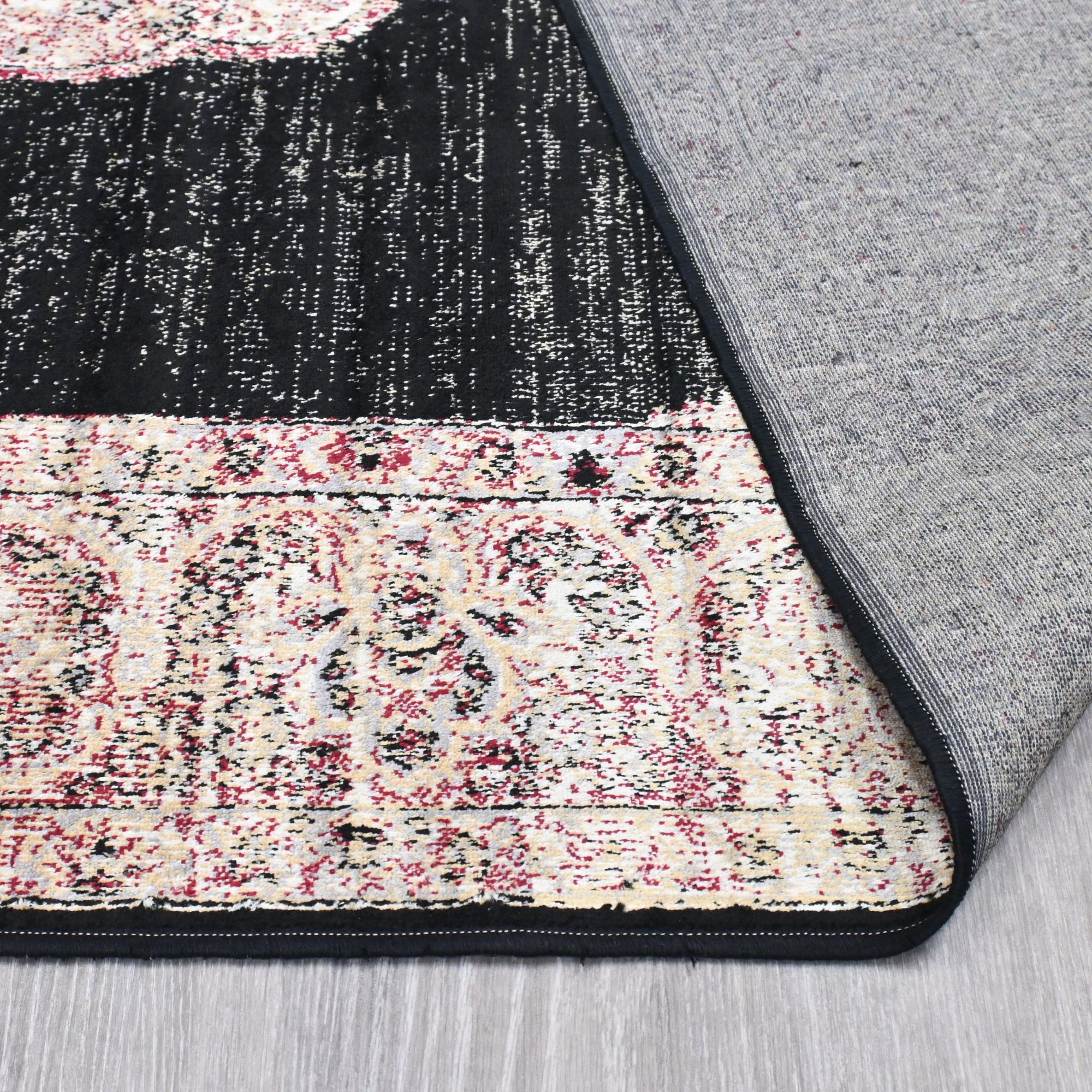 Madelyn viskoosimatto - musta.