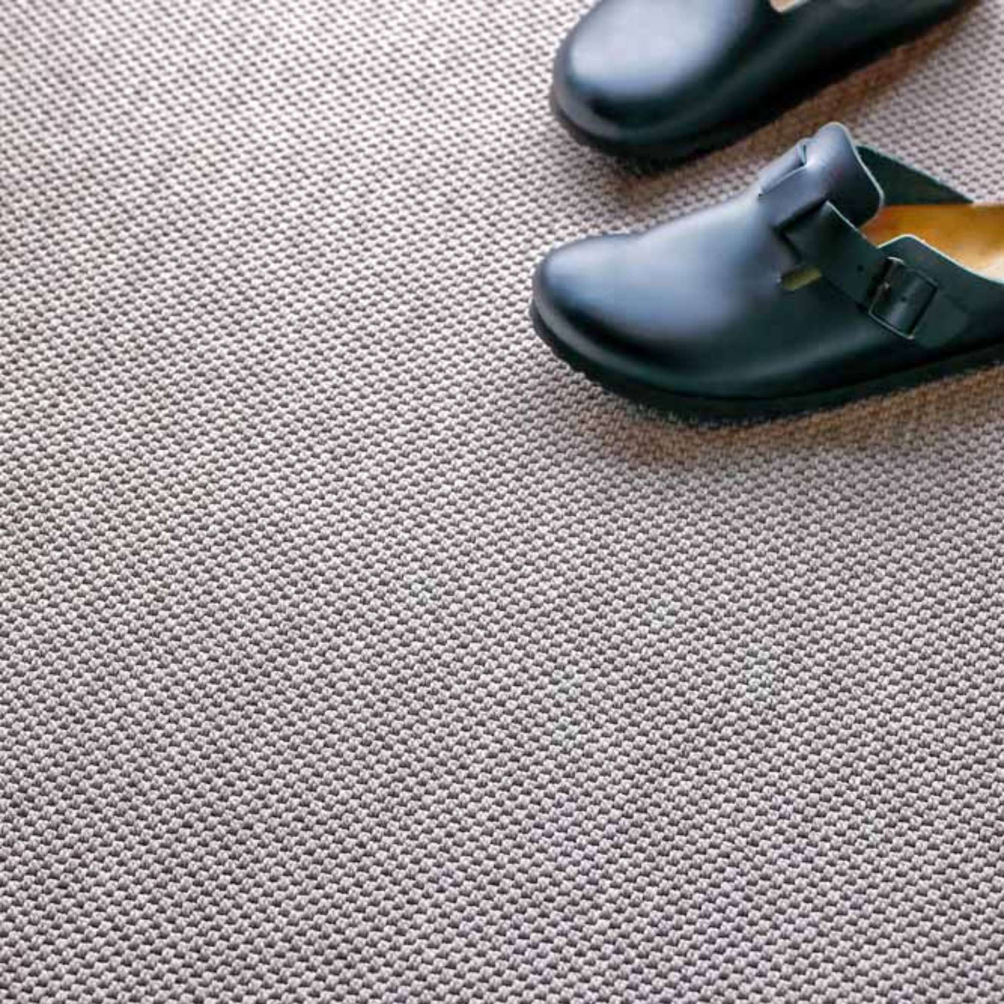 Narma VAGABOND sileäksi kudottu matto - hopea