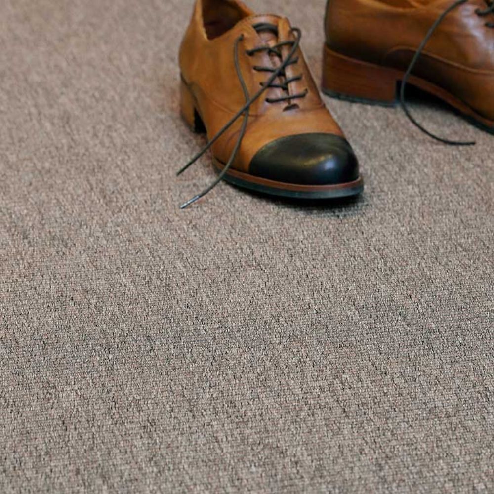 Narma CREDO sileäksi kudottu matto - ruskea