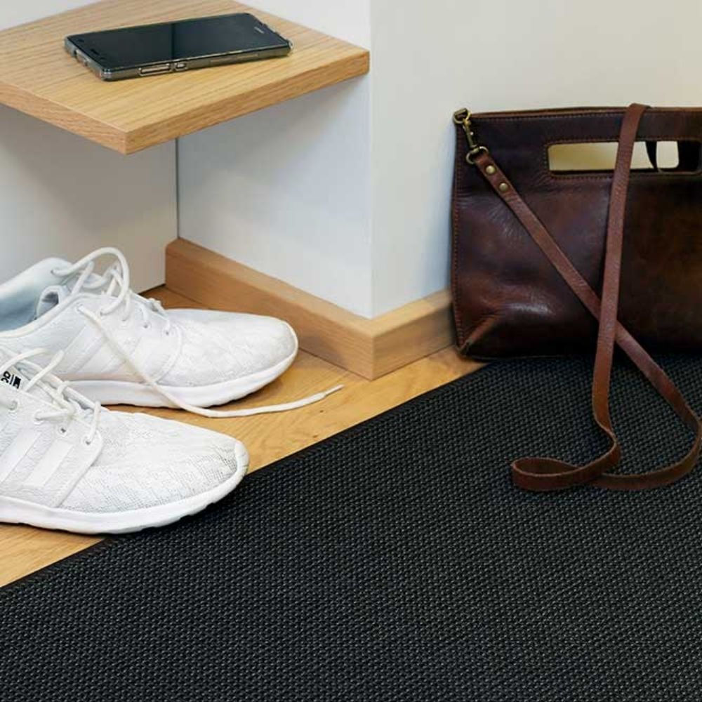 Narma LIMO Sileäksi kudottu matto, omalla mitalla - musta