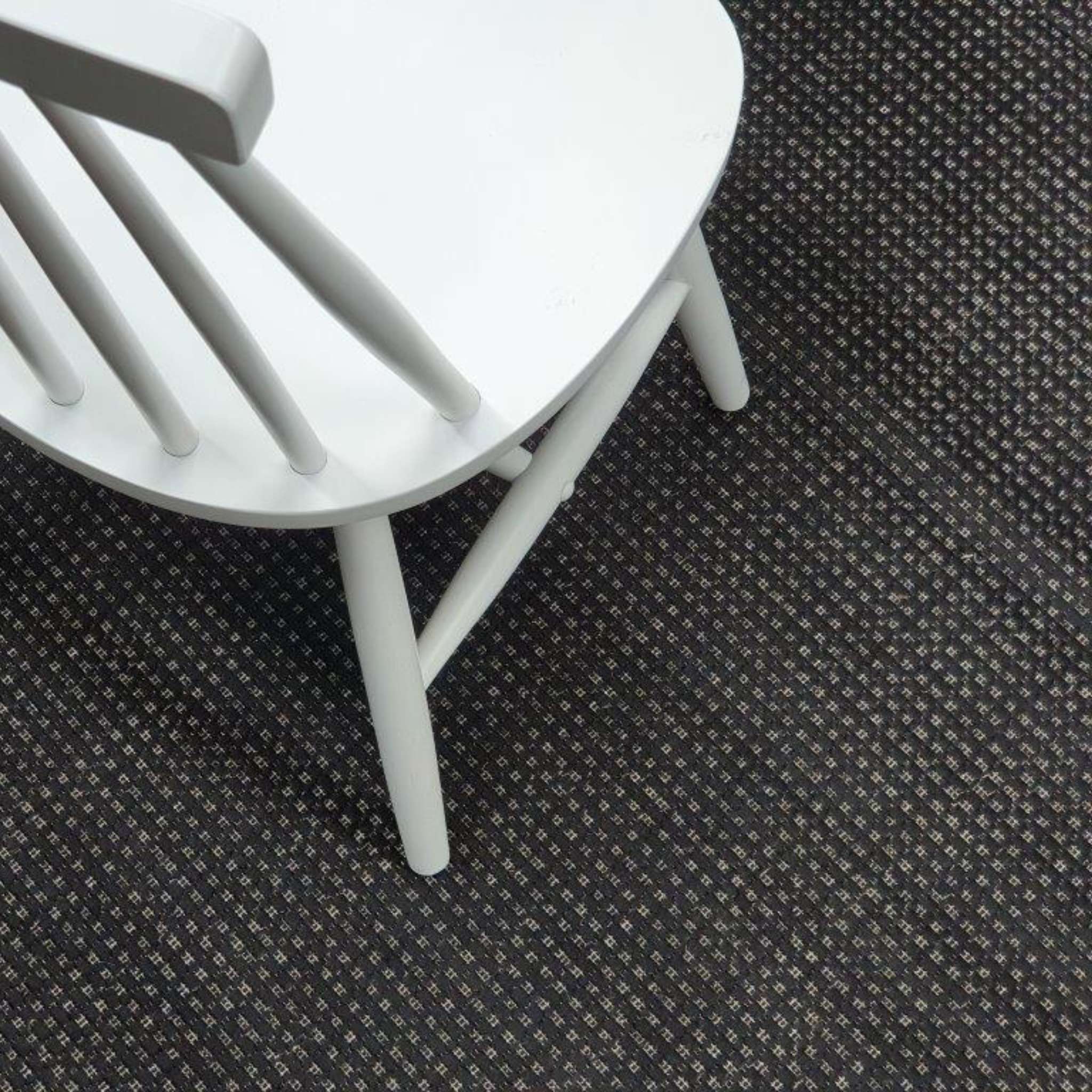 Saila sileäksi kudottu matto - Musta