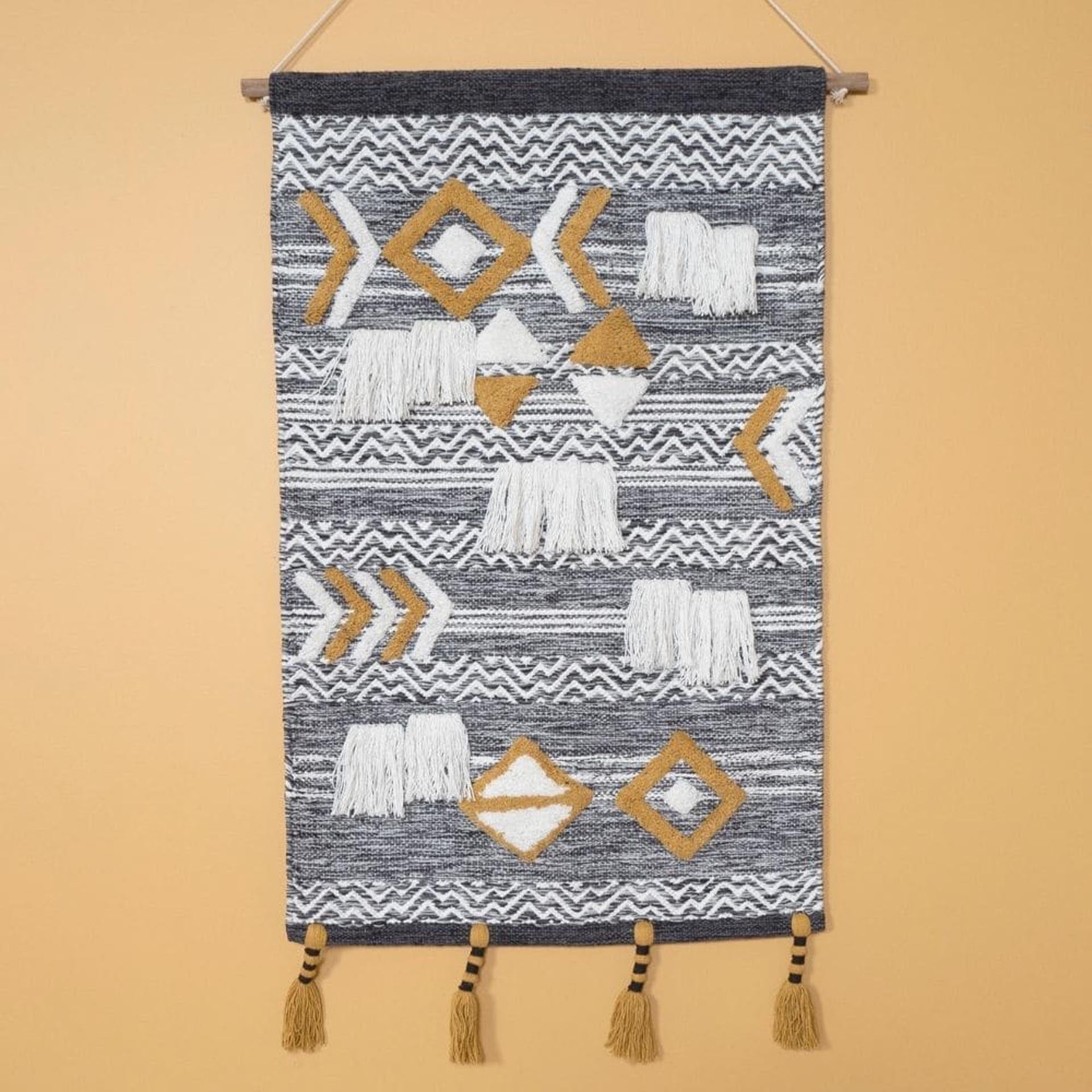 tia seinävaate kauniilla tupsuilla