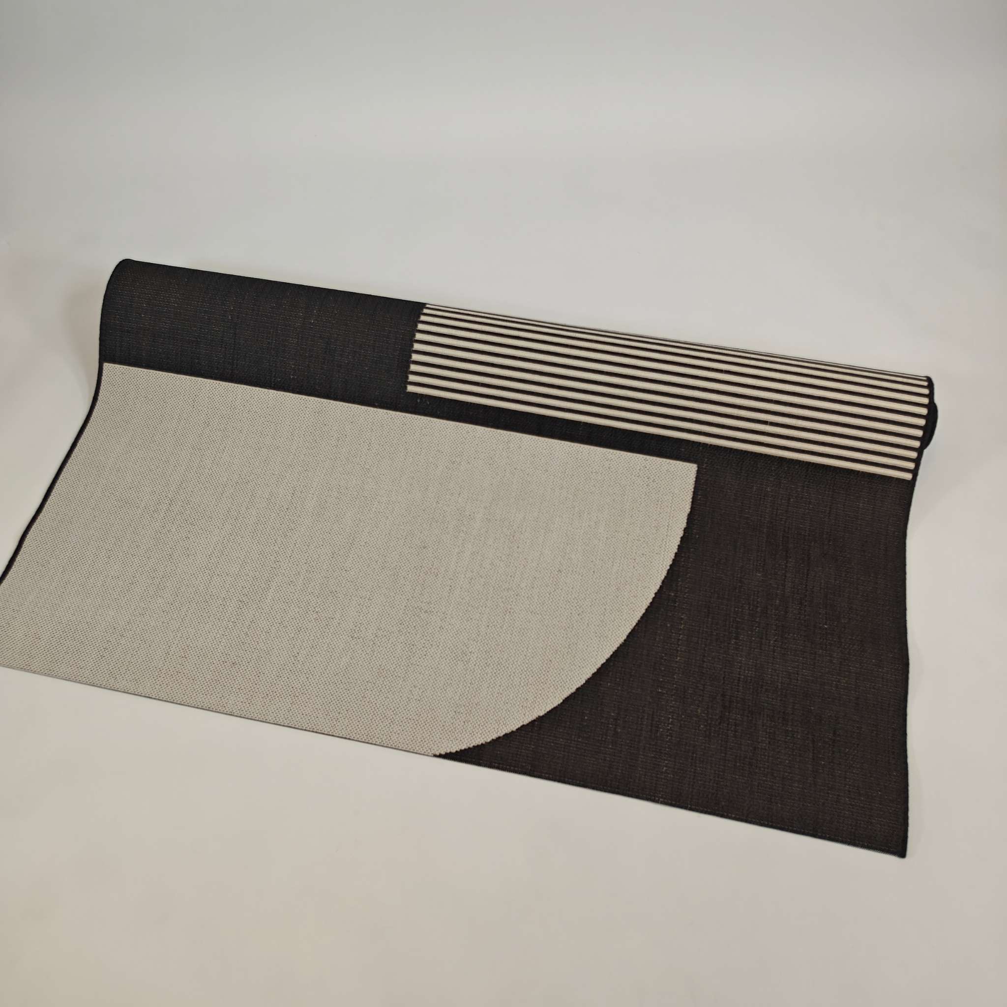 Kaari Flatweave rug - black and white