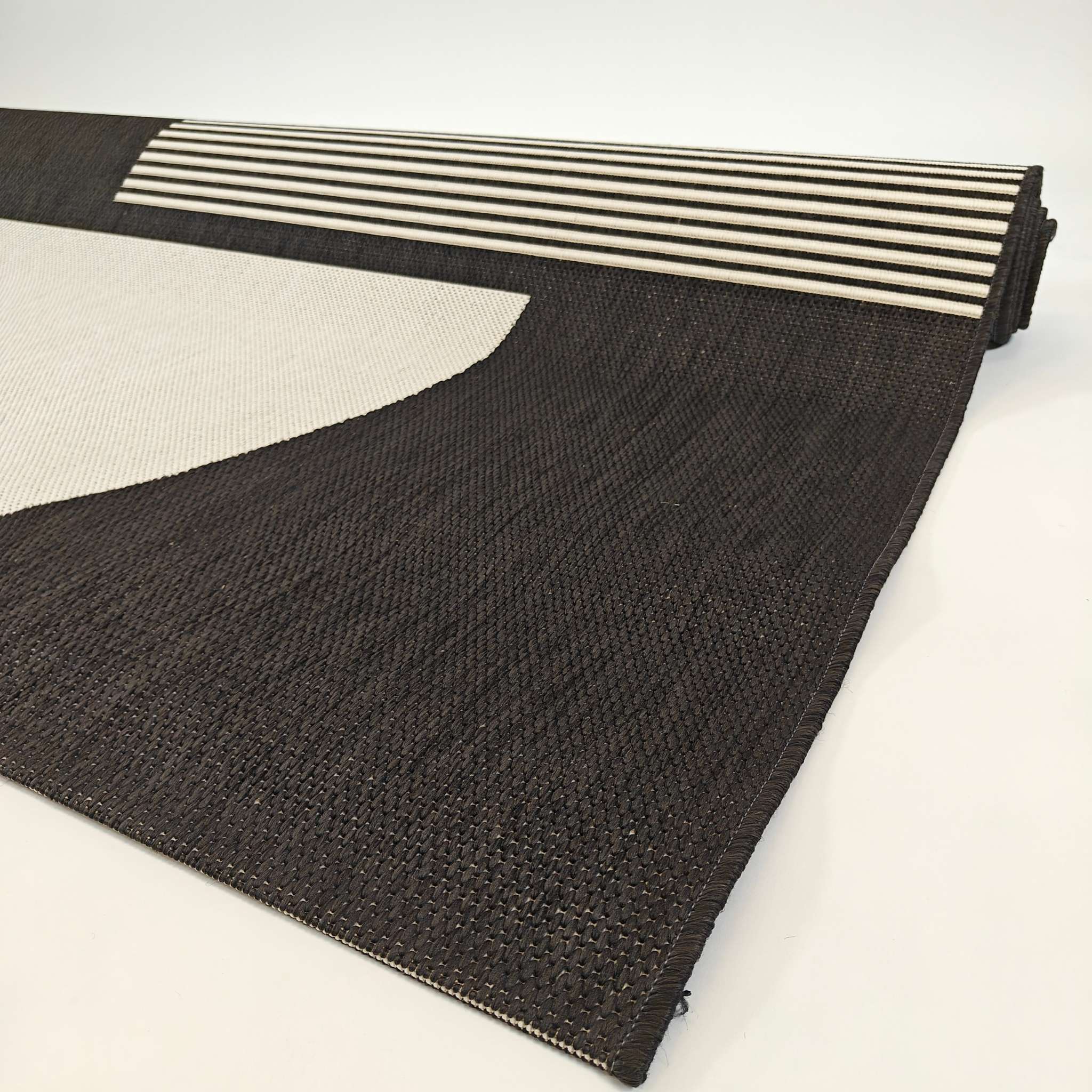 Kaari Flatweave rug - black and white