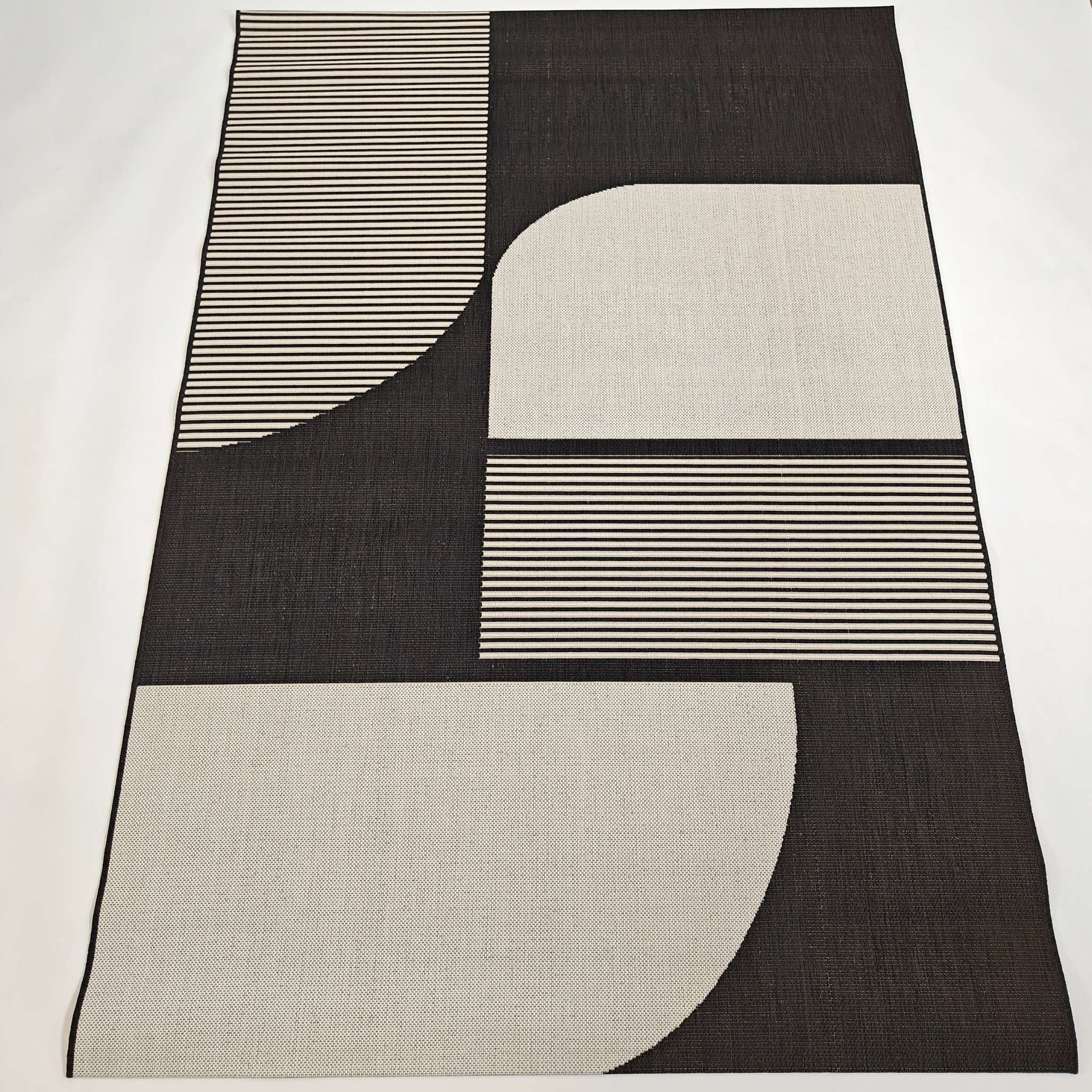 Kaari Flatweave rug - black and white