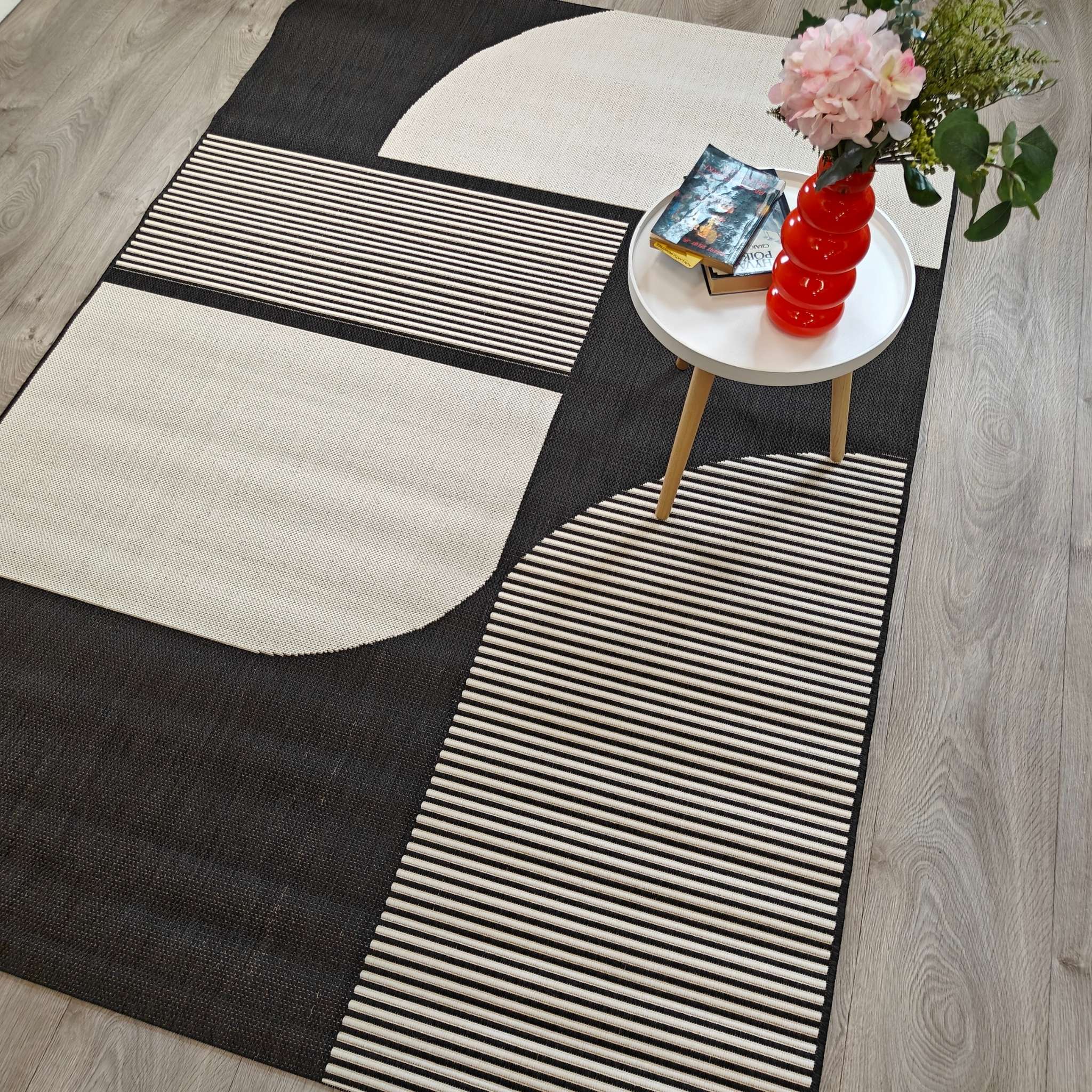 Kaari Flatweave rug - black and white