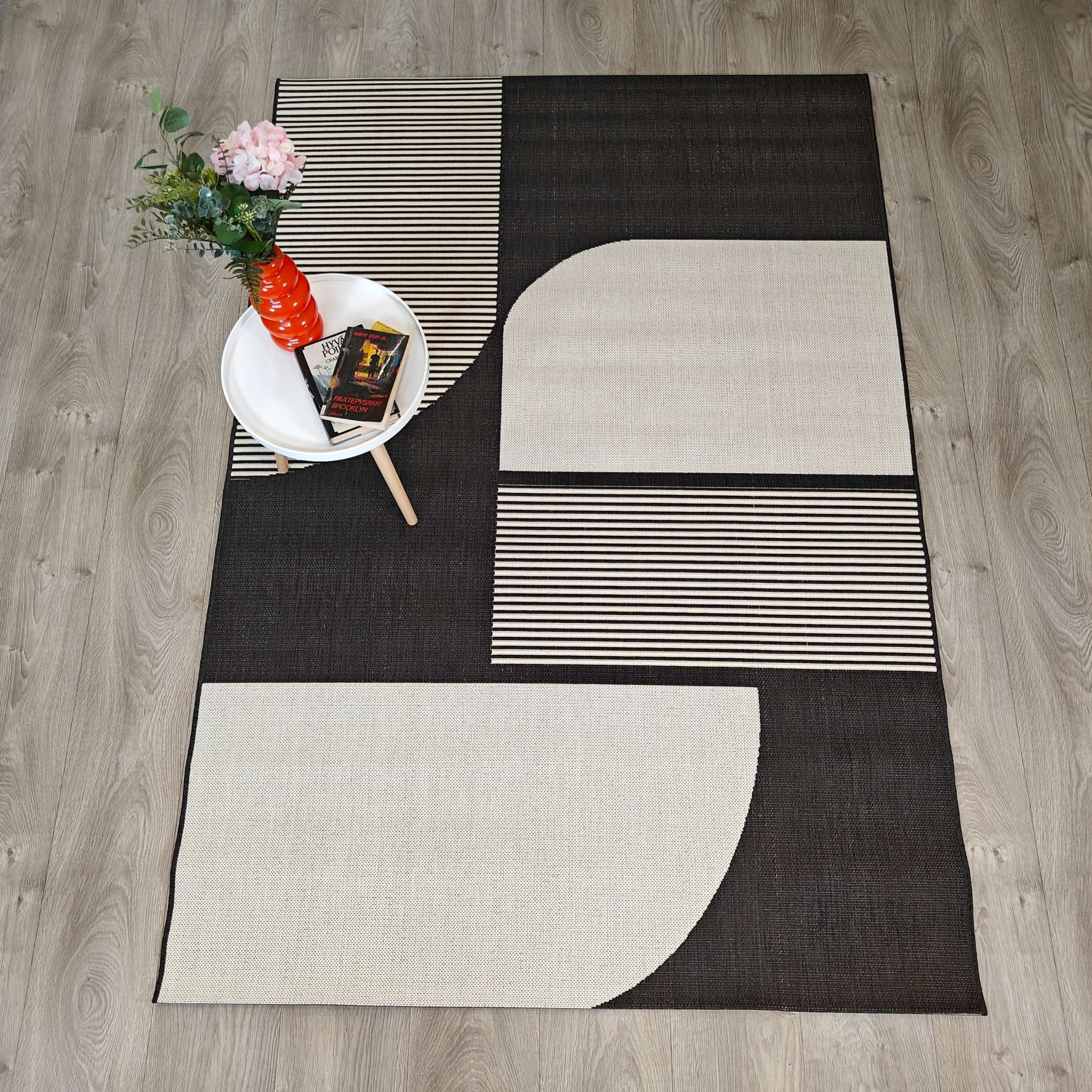 Kaari Flatweave rug - black and white