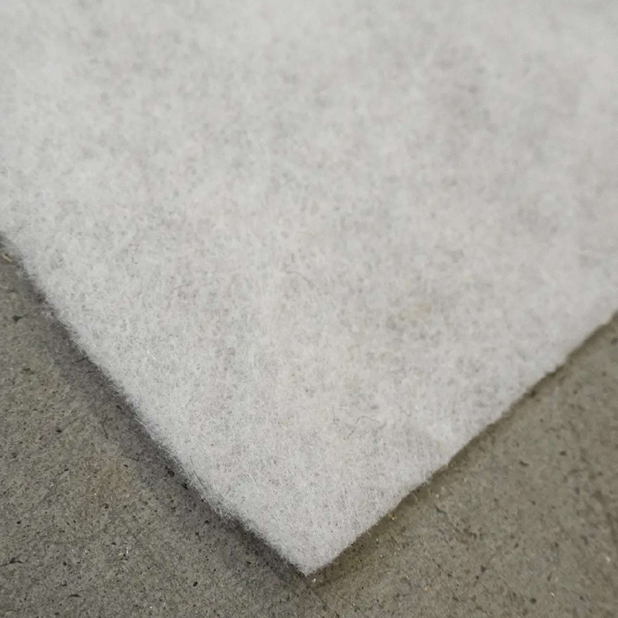 Anti-slip rug roll - white