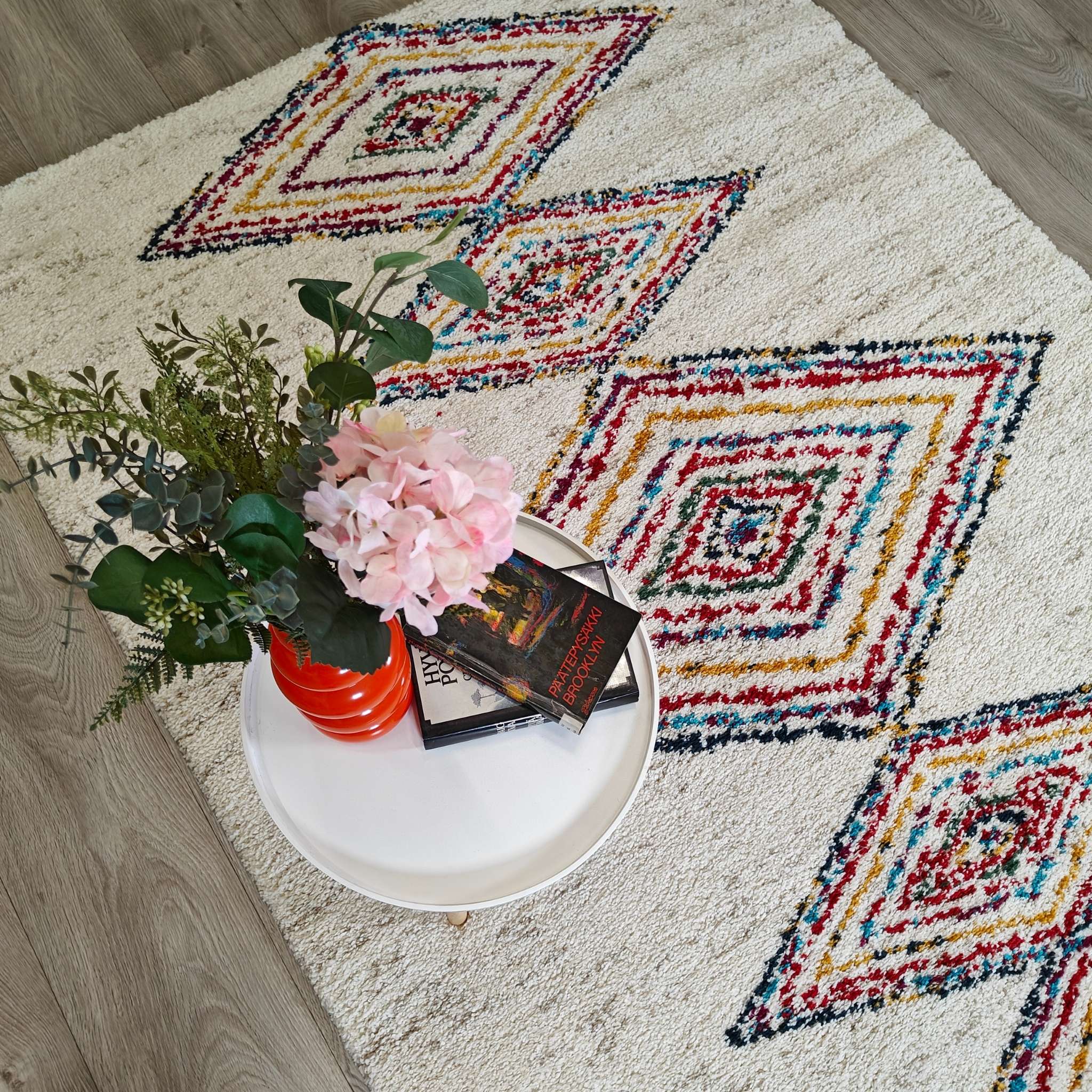 Lohdus nukkamatto - valkoinen-värikäs