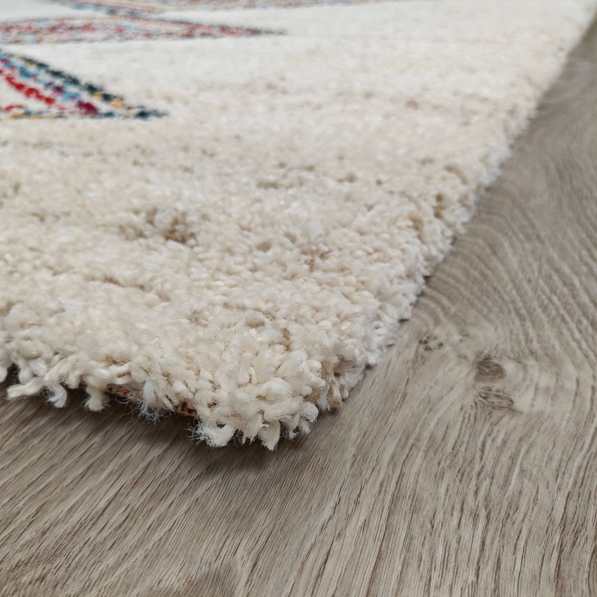 Lohdus nukkamatto - valkoinen-värikäs