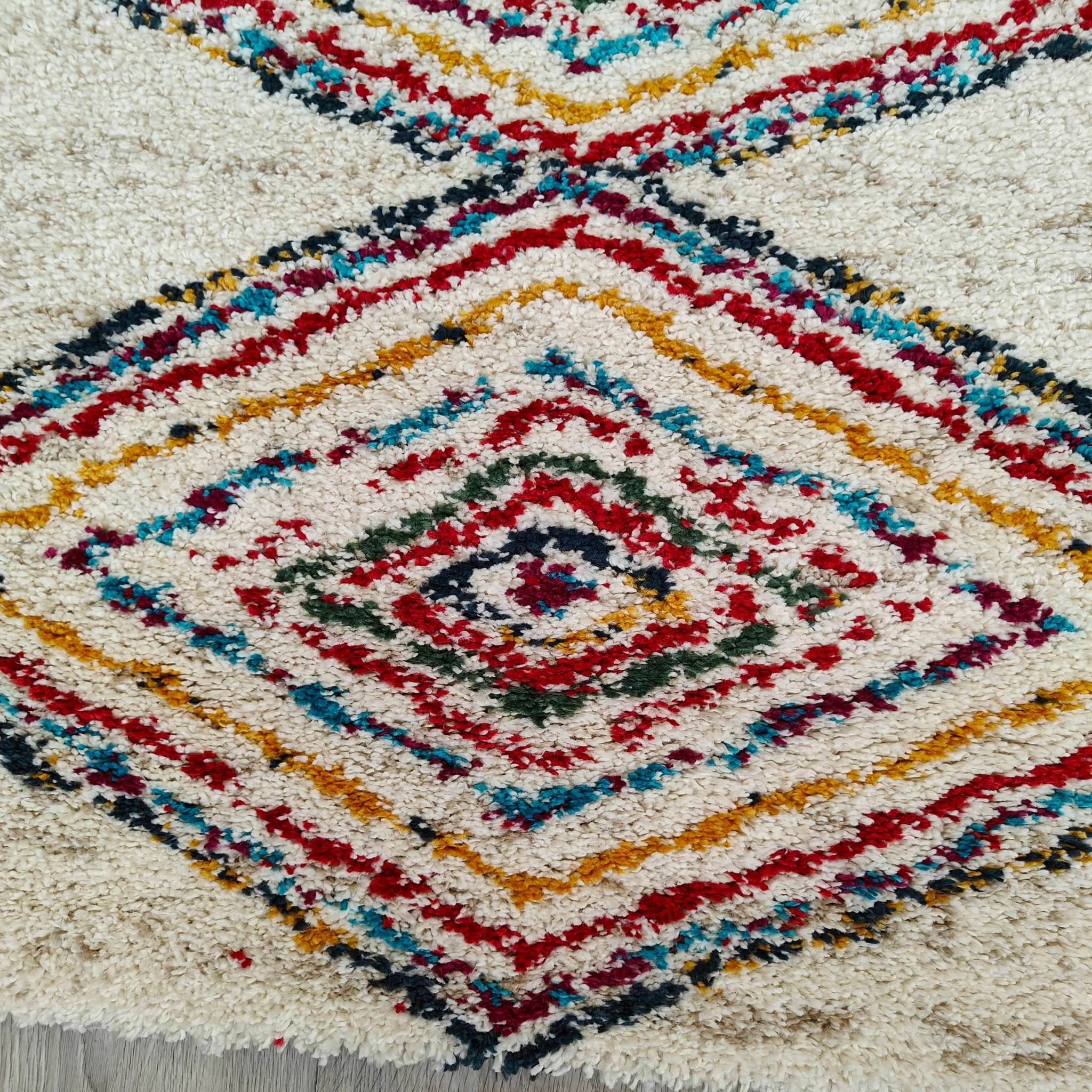 Lohdus nukkamatto - valkoinen-värikäs