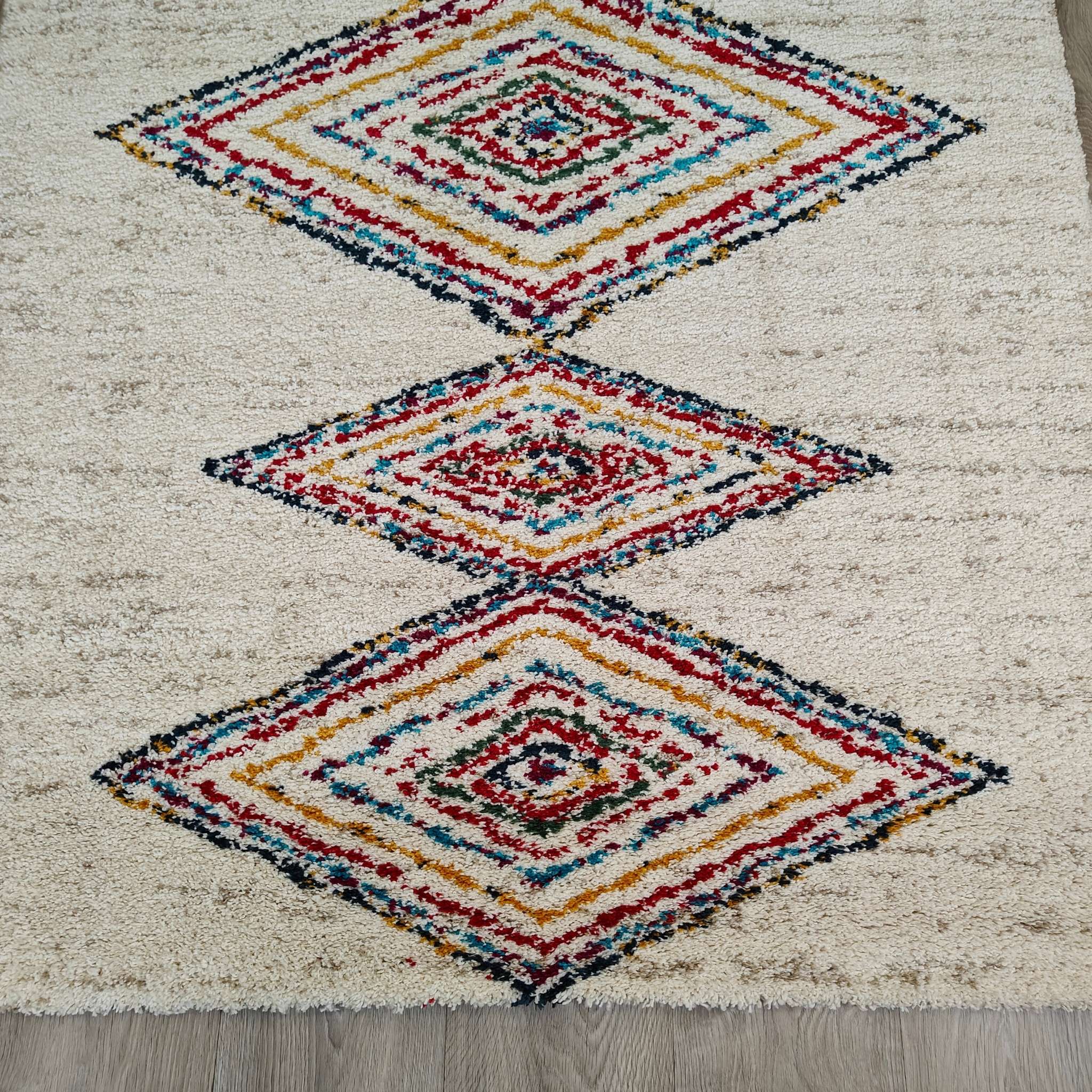 Lohdus nukkamatto - valkoinen-värikäs