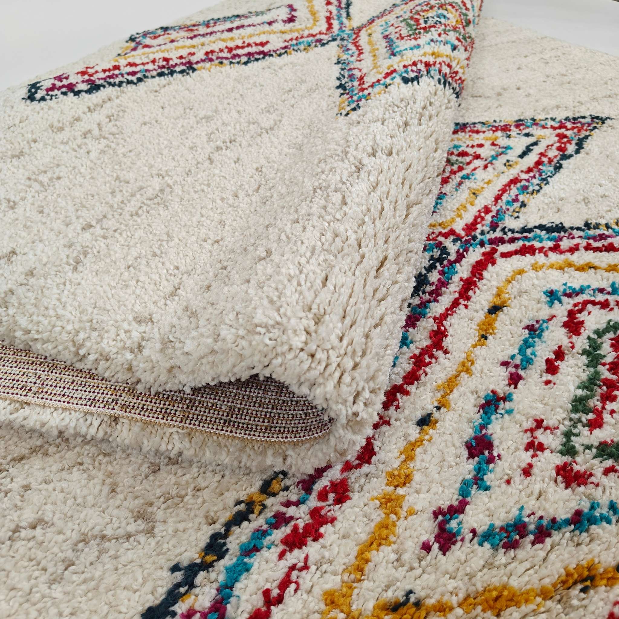 Lohdus nukkamatto - valkoinen-värikäs