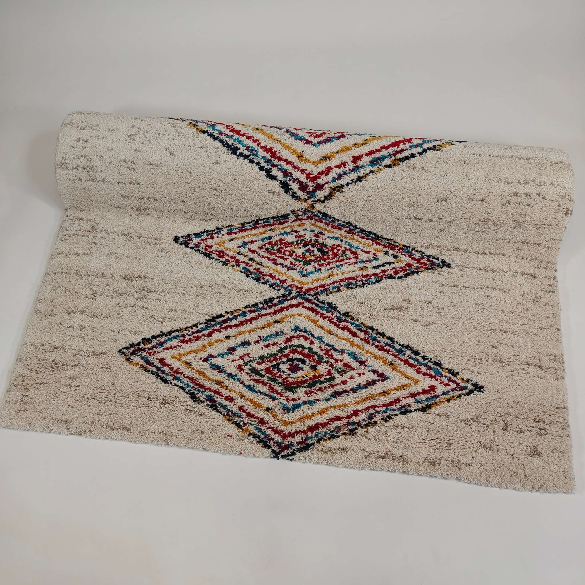 Lohdus nukkamatto - valkoinen-värikäs