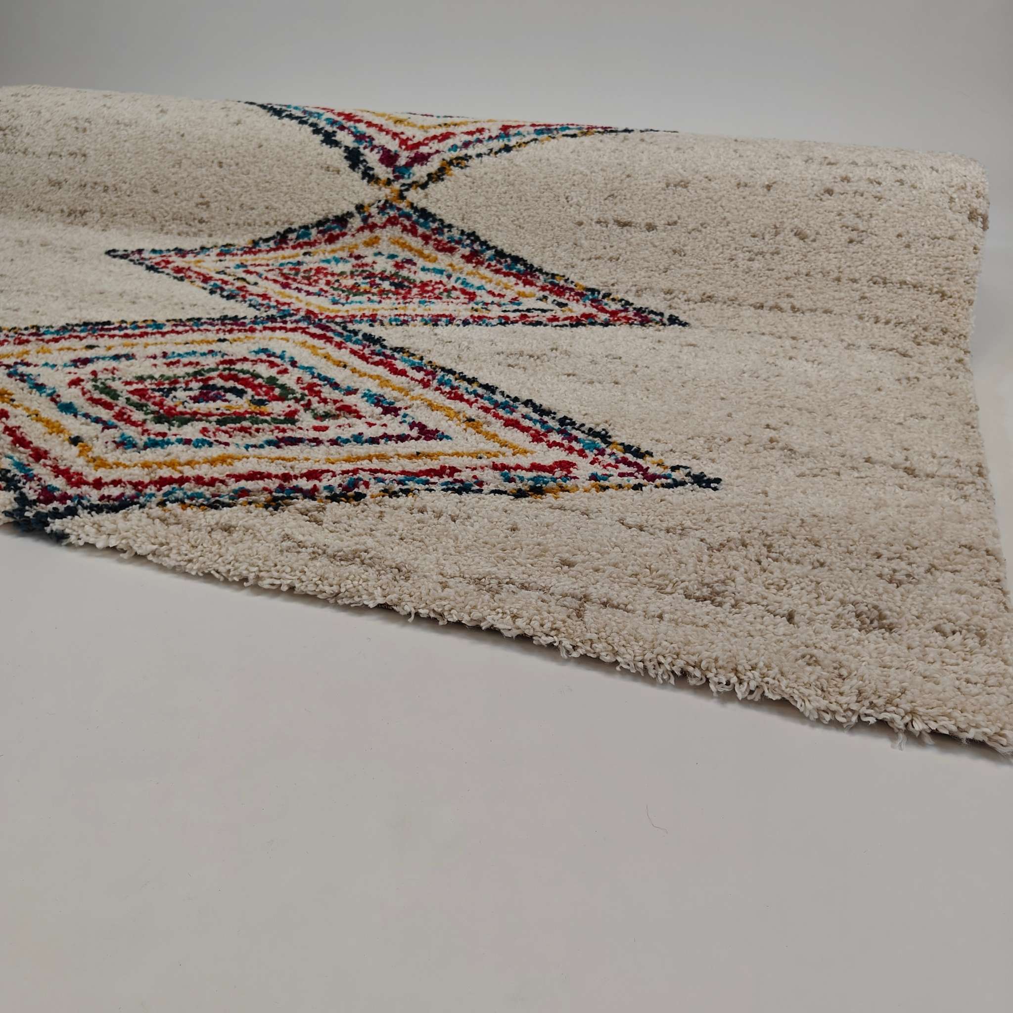 Lohdus nukkamatto - valkoinen-värikäs