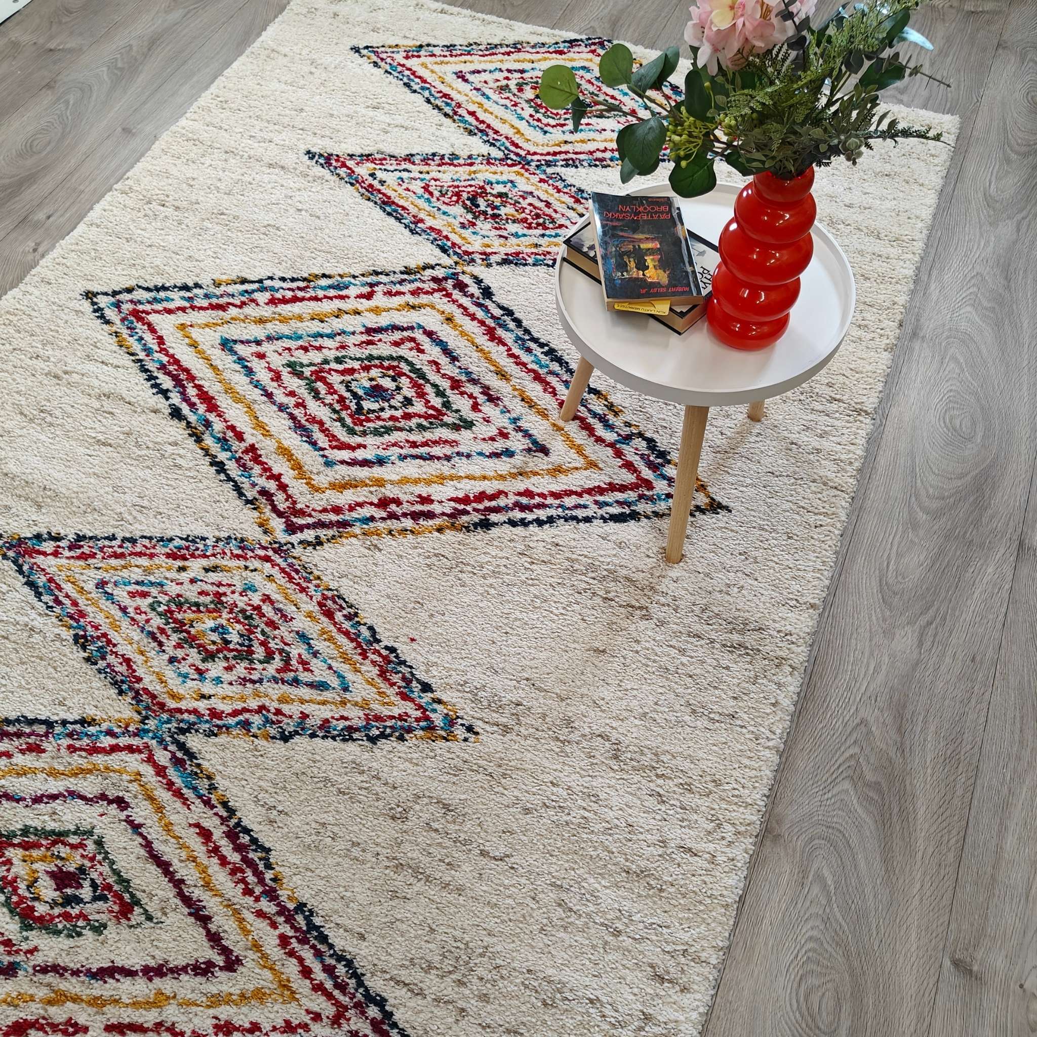 Lohdus nukkamatto - valkoinen-värikäs