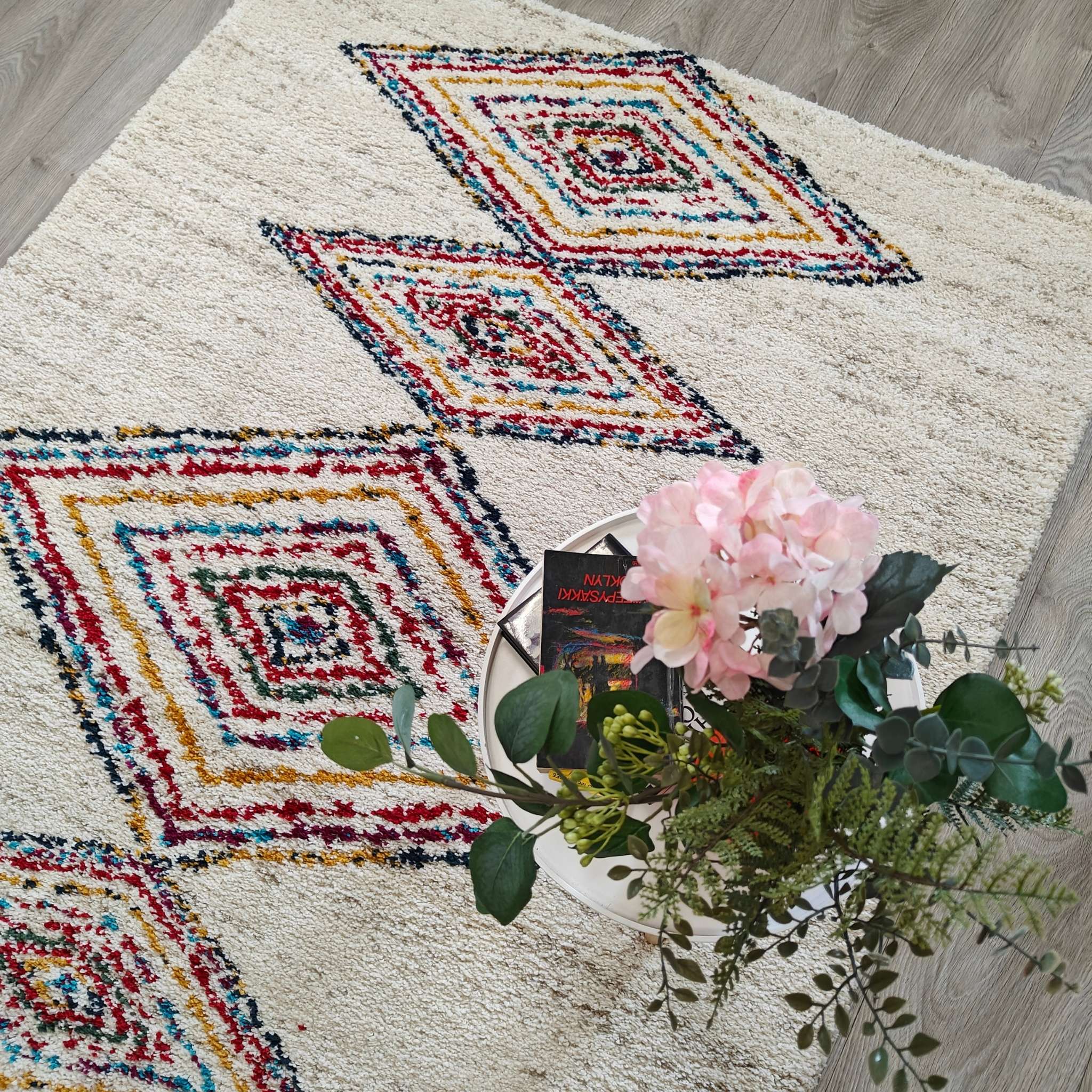 Lohdus nukkamatto - valkoinen-värikäs